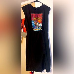 Cute dress with no sleeves and slit in front.